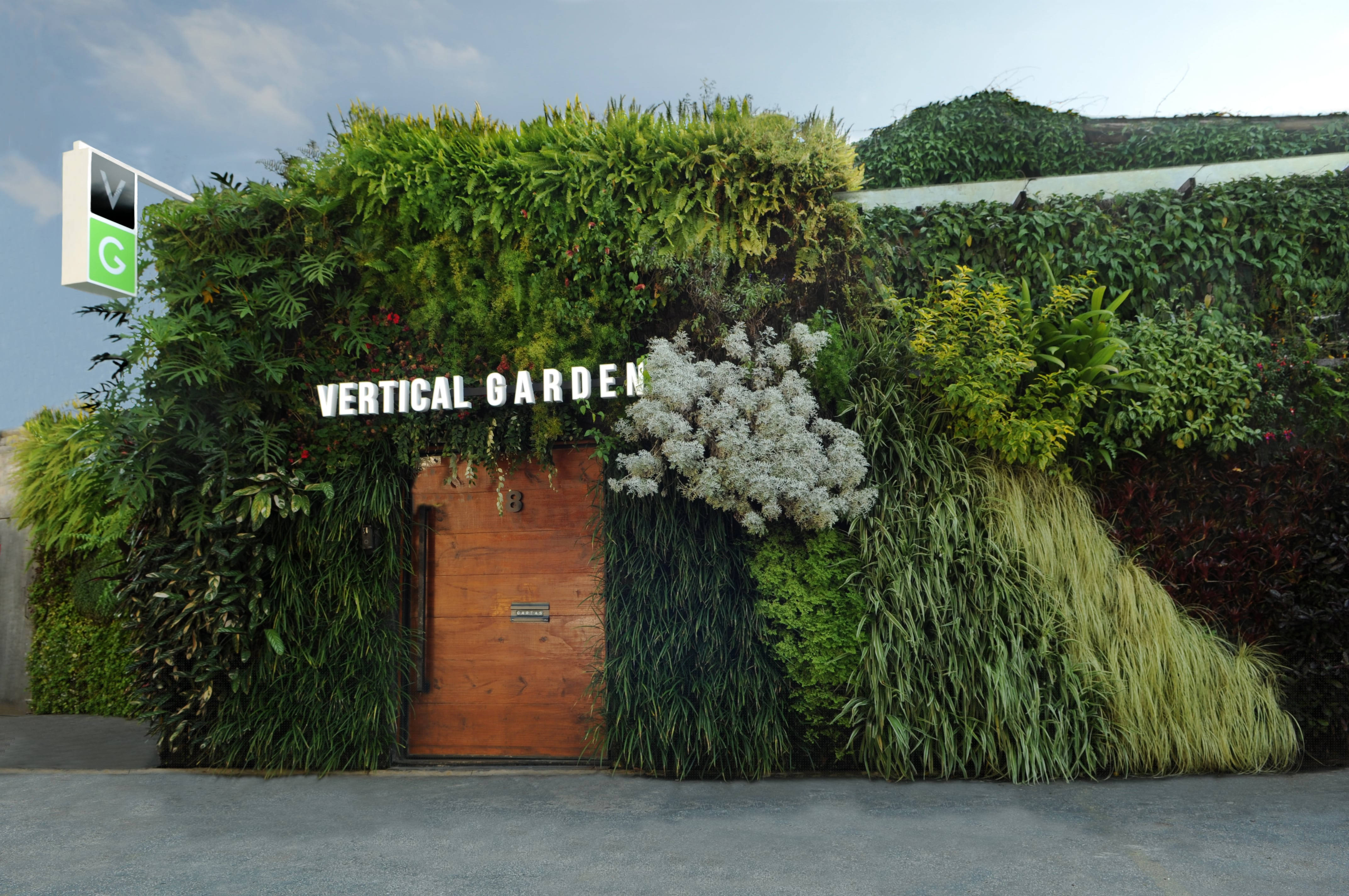 Jardim Vertical com samambaia artificial